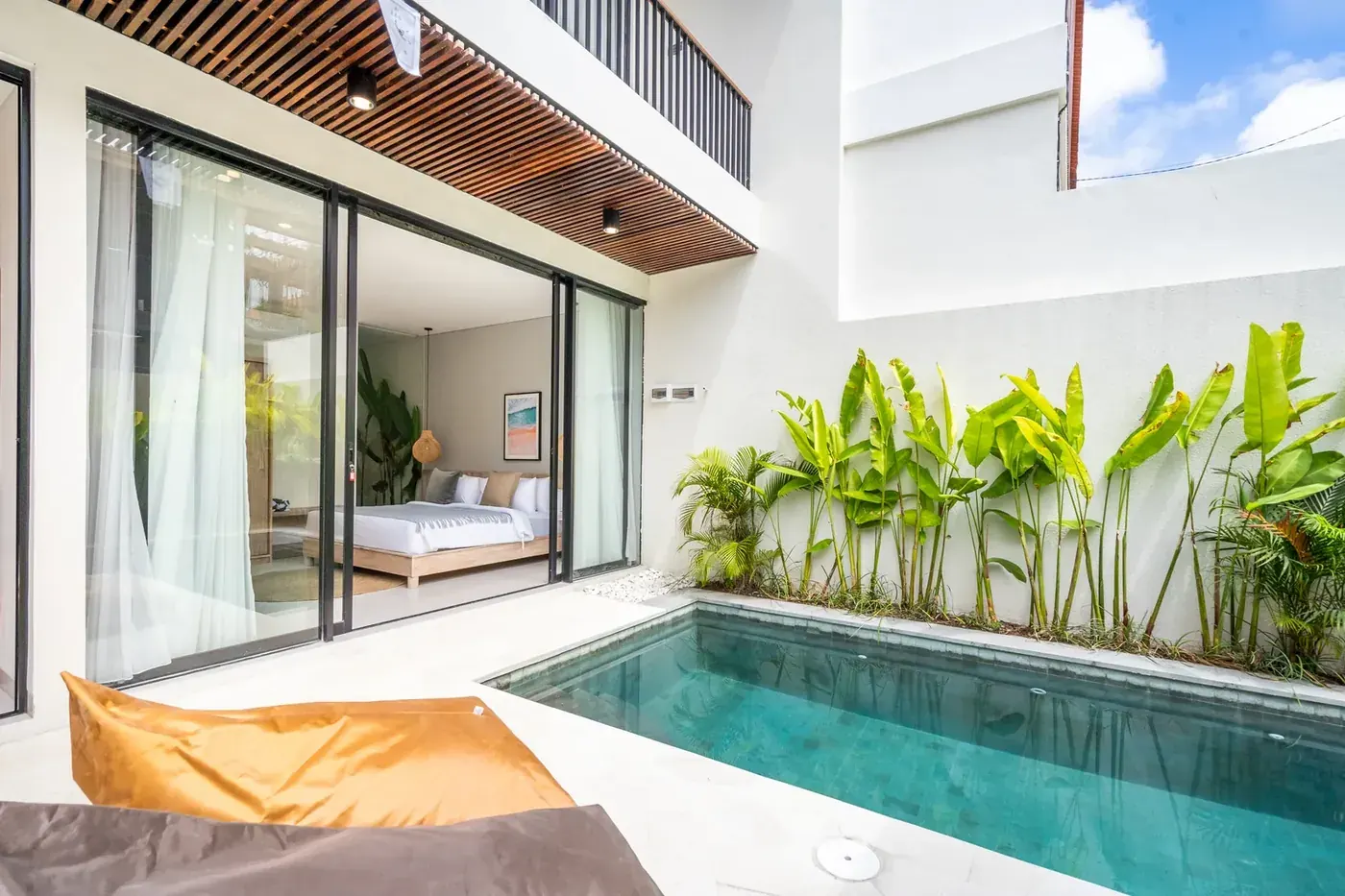 Villa Jucca — Pool and living area