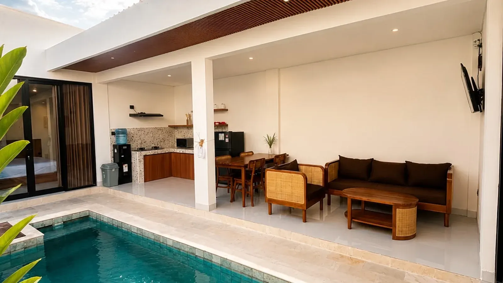 Villa Kangkang — Pool and living area