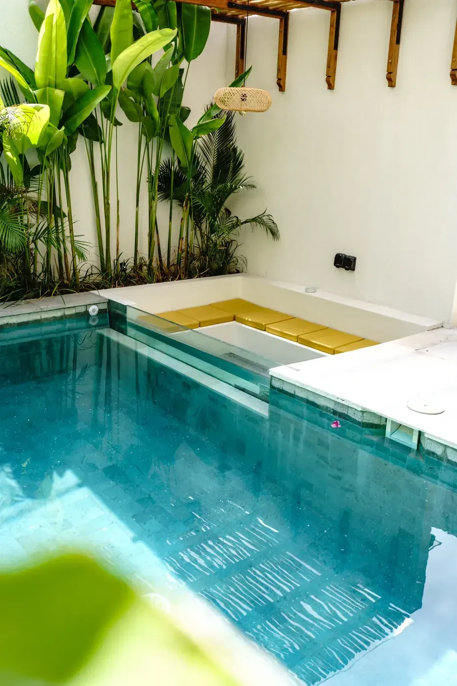 Villa Oasis — Pool and living area